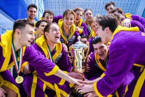 Az UVSE játékosai boldogan emelték magasba a Komjádi-kupát fotó: Varga Jennifer/UVSE