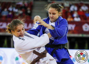 Özbas Szofi (fehérben) ezúttal nem tudott nagyot dobni Forrás: IJF