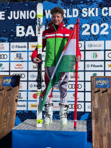 A 17 éves magyar alpesi síző a világbajnoki dobogó tetején Forrás: Hungarian Ski Association Facebook-oldal