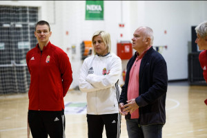 Penszki Gergely, Pigniczki Krisztina és Zsiga Gyula a serdülő leányválogatott edzőtáborában Forrás: MKSZ