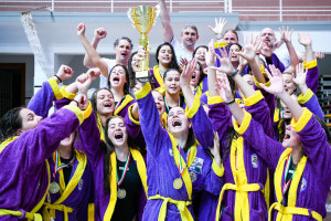 Így örült a bajnoki trófeának az UVSE leány serdülőcsapata Fotó: Varga Jennifer/UVSE