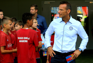 Nagy Miklós (fehérben), az Vasas Kubala Akadémia igazgatója Forrás: Vasas Kubala Akadémia