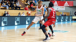 Valerio-Bodon Vincent (fehérben) a DEAC-hoz írt alá a következő évadra Forrás: MKOSZ