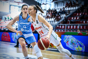Boros Júlia (fehérben) 15 ponttal zárt az argentinok ellen Forrás: FIBA.Basketball