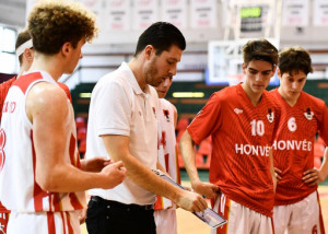 Jakab Máté (fehérben) a németországi Bamberg csapatánál folytatja edzői karrierjét a Budapesti Honvéd után Forrás: Budapesti Honvéd Kosárlabda Akadémia