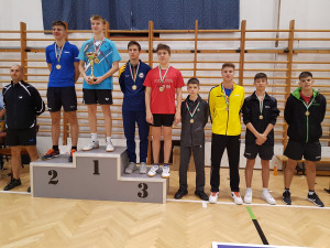 Huzsvár Erik (világos kékben) egyesben, fiúpárosban és vegyes párosban sem talált legyőzőre a büki ifi ob-n Forrás: TOP Ping-Pong / MOATSZ