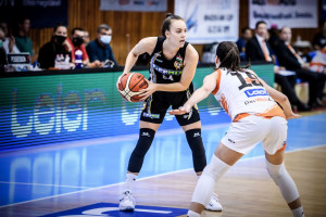 Boros Júlia (feketében) közel tíz pontot átlagol a felnőttélvonalban Forrás: hunbasket.hu