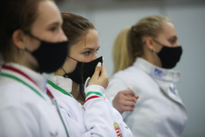 Pátri Maja (középen) pazarul kezdte a kadét párbajtőrözők évadát Forrás: hunfencing.hu