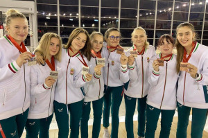 A csapatban érmes lányok (balról: Fábián Kamilla, Herke Réka, Jakobi Júlia, Gachályi Gréta, Wimmer Dorina, Varga Flóra és Kálmán Zille) Forrás: hunfencing.hu