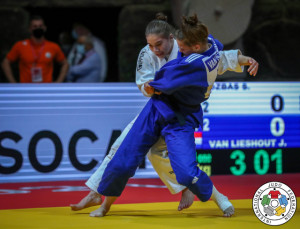 Özbas Szofi (fehérben) a holland világbajnok ellen is nyert Forrás: IJF