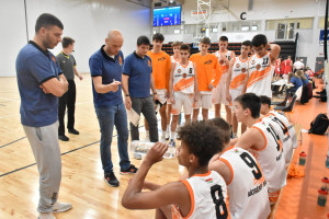 Nyártól Bojan Salatic (kékben, középen) vezeti az NKA Pécs U16-os fiúcsapatát Forrás: Rátgéber Akadémia