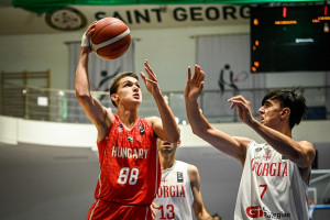 Hőgye Patrik (pirosban) is az U18-as válogatottat erősíti Forrás: FIBA.Basketball