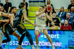 A hazai fiatalok közül Valerio-Bodon Vincent (bal szélen, feketében) és Pallai Tamás (fehérben) is jól teljesít az NB I/A-csoportban  •  Forrás: hunbasket.hu
