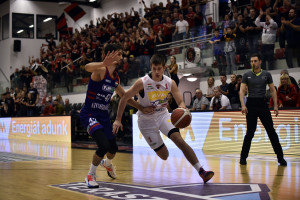 Szabadfi Márk (fehérben) Forrás: OSE Lions / hunbasket.hu