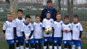 Gaál-Szabó Krisztián edző és az Auxerre-címert is viselő csapattagok Forrás: KVSE