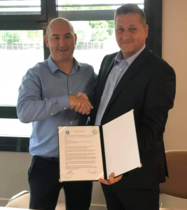 Baptiste Malherbe (balra), az AJ Auxerre ügyvezető igazgatója és Decsi András Forrás: KVSE 