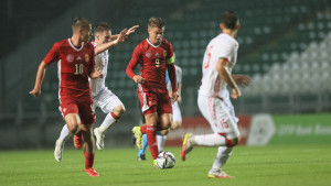 Németh Dániel (középen labdával), az U19-es válogatott csapatkapitánya Forrás: MLSZ