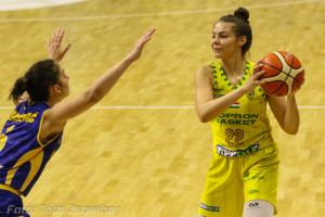 Kókai Patrícia (jobbra) egyre jobban belerázódik a felnőttélvonal tempójába Fotó: Tóth Zsombor / Sopron Basket