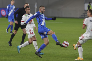 Varju Benedek (kékben) az MTK Budapestben és az U21-es válogatottban is alapember volt ősszel Fotó: Török Attila