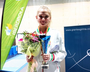 Beviz Dorottya és a bronzérem Forrás: hunfencing.hu