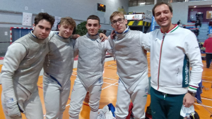 Bagdány Albert, Mihályi Andor, Bálint Álmos, Machek Vince és Mazza Lorenzo válogatott edző értékes negyedik helyet szerzett Forrás: hunfencing.hu