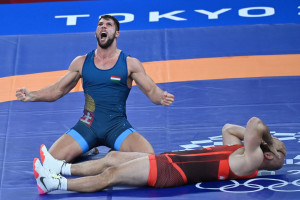 Szőke Alex (kékben) a tokiói olimpián, a georgiai Giorgij Melia elleni győzelme után Fotó: MTI/Illyés Tibor