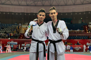 Józsa Levente, jobb oldalán a Tokióban olimpiai bajnok üzbég Ulugbek Rasitovval Forrás: wtftaekwondo.hu