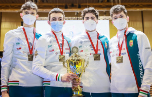 Ezüstérem a párbajtőrcsapat tagjainak nyakában Fotó: Bizzi Team