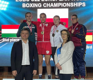 Hoffmann Réka (balra) is ezüstérmes lett Porecben