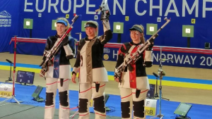 Balról: az Eb-második Muller, a győztes Vukojevics és a bronzérmes belga Jessie Kaps Forrás: ISSF