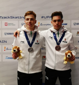 Nógrádi Bence (balra) ezüst-, Jászapáti Péter bronzéremnek örülhetett az 500 méteres döntő után Forrás: MOKSZ