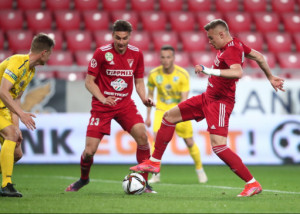 Kusnyír Erik (pirosban, jobbra) nehéz mérkőzésre számít a Kisvárda ellen Forrás: dvsc.hu