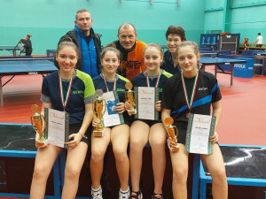 A korosztályos ob-n remeklő statisztikás lányok az előtérben. Balról: Hudák Dorina, Barcsai Sophie, Dohóczki Nóra, Molnár Kendra. A háttérben az edzők: Futó-Molnár Ferenc, Dohóczki Tamás, Oláh Zsuzsa Forrás: Statisztika UAK