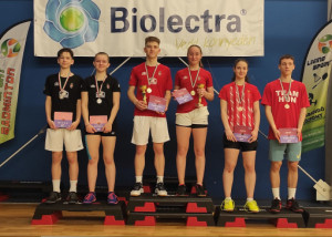 Az U17-es vegyes párosok dobogójának tetején a Horváth Csanád, Hart Petra duó, akik egyesben is aranyérmet ünnepelhettek Forrás: MTLSZ