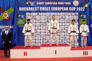 Kollár Sebestyén (a dobogón balról a második) arany-, míg Raffay Barnabás (jobbról) bronzérmet szerzett az 50 kilogrammosok között Forrás: EJU / judoinfo.hu