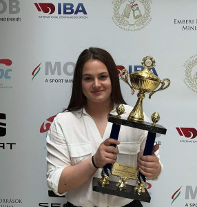 A 2021 legjobb junior leány ökölvívója díjért járó trófeával Forrás: Gyevát SE