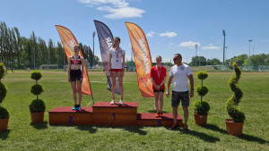 Az U16-os lányok 800 méteres dobogója Kecskeméten (balról: Holecz Anna, Nagy Lujza, Keller Kincső) Forrás: Ikarus 