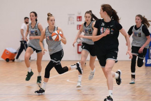 Toman Petra (labdával a kézben) a kontinens legjobb fiataljai között is kitűnt képességeivel Forrás: BWB / Italbasket