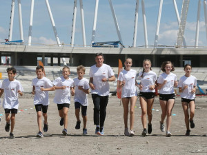 Sebastian Coe gyerekekkel futott a még épülő Nemzeti Atlétikai Központban Fotó: Magyar Atlétikai Szövetség