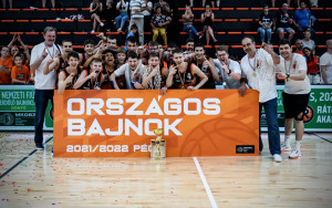 Az NKA Pécs serdülő fiúcsapata az EYBL-sorozat megnyerése után hazai pályán lett korosztályos magyar bajnok Forrás: NKA Pécs