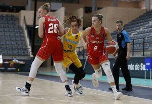 Strausz Edinával (balra) a soraiban készül az U17-es leányválogatott a hazai rendezésű korosztályos vb-re Forrás: FIBA.Basketball 