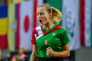 Molnár Kendra itt még csak saját sikerét ünnepli, később csapattársaival a dobogó tetejére állhatott Fotó: Mura László