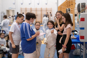 Horváth Mária a vívóteremben, a gyerekek körében érzi magát otthon Forrás: Ludovika SE