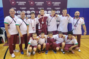 Laposa Márk (középen, ezüsttel a nyakában) révén a magyar szabadfogású válogatott is szerzett érmet a zágrábi U15-ös Európa-bajnokságon Forrás: MBSZ