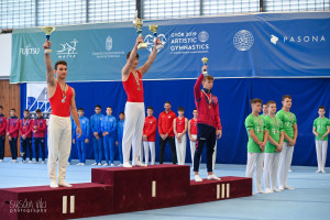 Juhász Balázs (középen, piros-fehérben) a dobogó tetején az ifjúságiak egyéni összetett versenyében Fotó: Susán Viki