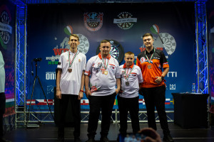 Borbély András (bal szélen) és az U18-as fiú egyes érmesei Fotó: Gál Miklós/Magyar Darts Szövetség