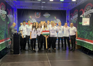A magyar csapat a bevonulást követően Forrás: Magyar Darts Szövetség
