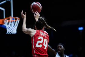 Boros Júlia (pirosban) oroszlánrészt vállalt a magyar válogatott sikerében a soproni U20-as Eb-n Forrás: FIBA.Basketball