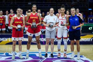 Dombai Réka (középen, fehérben) bekerült a torna All-Star ötösébe a soproni U20-as Eb-n Forrás: FIBA.Basketball