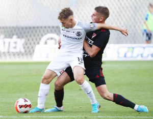 Vancsa (fehérben) küzd a válogatottbéli társával, Baráth Péterrel az utolsó MTK-s meccsén Forrás: MTK Budapest
